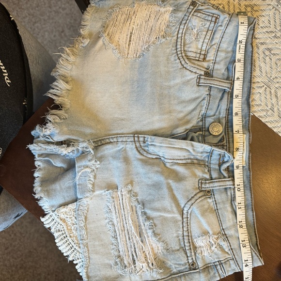 Mudd light wash Jean shorts with lace pockets - Picture 6 of 6